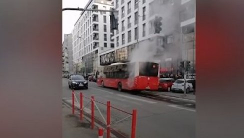 INCIDENT NA STAJALIŠTU U JUŽNOM BULEVARU: Prokuvao autobus na liniji 46, građani mislili da se vozilo zapalilo (VIDEO)