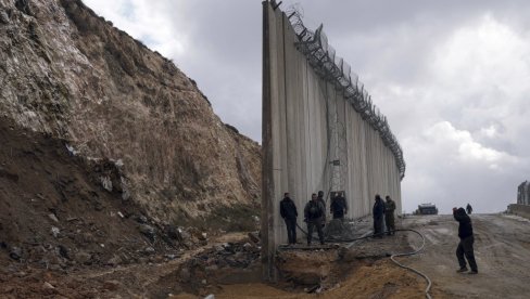 URUŠIO SE DEO IZRAELSKE SIGURNOSNE OGRADE: Radnici obnavljaju deo zida kod Jerusalima (FOTO)