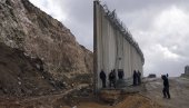 URUŠIO SE DEO IZRAELSKE SIGURNOSNE OGRADE: Radnici obnavljaju deo zida kod Jerusalima (FOTO)
