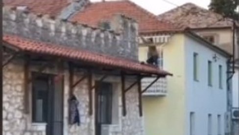 UZNEMIRUJUĆI SNIMAK: Mladić radio vežbe na zidinama kuće, pa se sručio na asfalt, hospitalizovan u trebinjskoj bolnici (VIDEO)