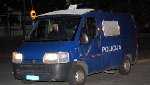 POLICIJA ZAUSTAVILA KOMBI, UNUTRA BILO 20 MIGRANATA: Hapšenje zbog krijumčarenja ljudi u Pirotu