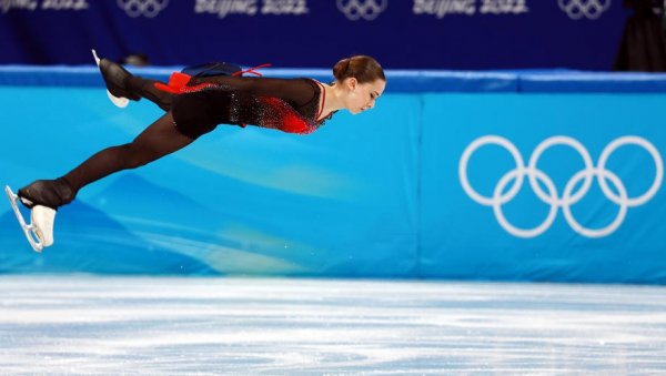 ТИНЕЈЏЕРКА ИСПИСАЛА ИСТОРИЈУ: Русима тимско злато у уметничком клизању (ФОТО)