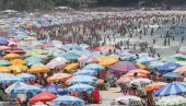 НИЈЕ СВУДА ЗИМА: Плаже у Бразилу крцате (ФОТО)