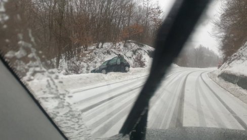 AUTOMOBIL SLETEO SA PUTA: Snežna mećava paralisala saobraćaj na Zlataru i Zlatiboru (FOTO)