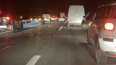 POŽAR KOD STARE PAZOVE: Gori kamion na auto-putu Beograd-Novi Sad, saobraćaj obustavljen