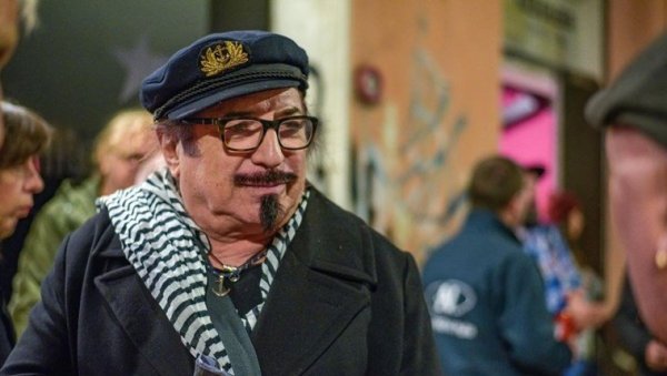 ЛЕГЕНДАРНИ МУЗИЧАР ПЕНЗИОНЕРСКЕ ДАНЕ ПРОВОДИ У ПУЛИ: Вајта прима пензију 200 евра