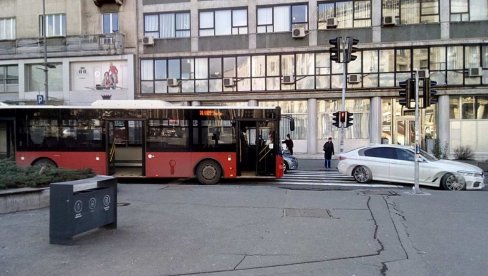 AUTOBUS OBORIO PEŠAKA: Saobraćajna nesreća na Trgu Nikole Pašića