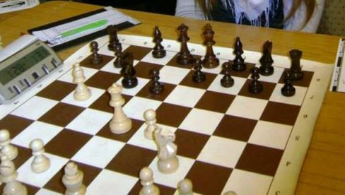 DEKE I UNUCI ZA TABLOM: Šahovski turnir seniora i mladih na Starom gradu
