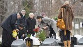 POTRESNI PRIZORI U ALEJI ZASLUŽNIH GRAĐANA: Održan četvorogodišnji pomen Nebojši Glogovcu, njegovi najbliži ne mogu da sakriju tugu (FOTO)