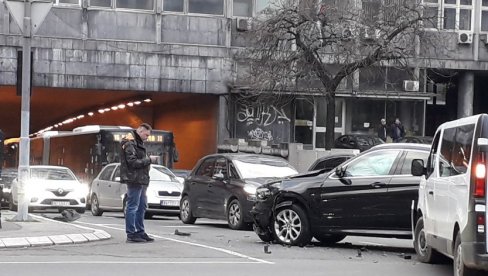 SUDAR NA ULAZU U TERAZIJSKI TUNEL: Velika gužva u Dečanskoj ulici, policija reguliše saobraćaj (FOTO)