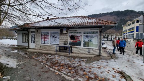 БРЗА РЕАКЦИЈА: Због покушаја паљења стаклорезачке радње полиција у Пријепољу привела једно лице