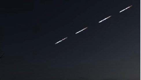 ОШТЕТИЛА ИХ СОЛАРНА ОЛУЈА:  Око 40 Маскових сателита завршило у Земљиној атмосфери  (ВИДЕО)