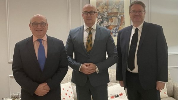 МИНИСТАР РАКИЋ СЕ САСТАО СА СТЈУАРТОМ ПИЧОМ: ЗСО гарант опстанка Срба, грађанима омогућити гласање