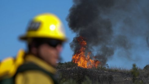 SPREČILI DA VATRA OŠTETI KUĆE: Pogledajte kako su se vatrogasci izborili sa ogromnim požarom u Kaliforniji (FOTO)