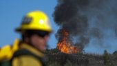 СПРЕЧИЛИ ДА ВАТРА ОШТЕТИ КУЋЕ: Погледајте како су се ватрогасци изборили са огромним пожаром у Калифорнији (ФОТО)