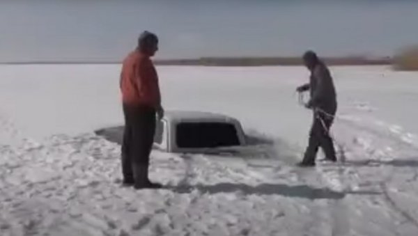 КАКО ИЗВУЋИ „ЛАДУ НИВУ“ ИЗ ЗАЛЕЂЕНОГ ЈЕЗЕРА: Турци нашли начин а да је не оштете (ВИДЕО)