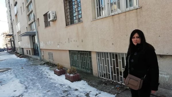 МАРИЈА НА СРЕТЕЊЕ У СВОМ СТАНУ У ПРИШТИНИ: Косовска агенција за имовину враћа Српкињи некретнину, коју су јој Албанци узурпирали