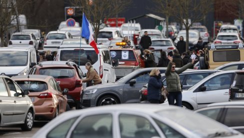 САМО 30 ЛИТАРА ПО АУТОМОБИЛУ: Штрајкови ограничили точење горива у Француској