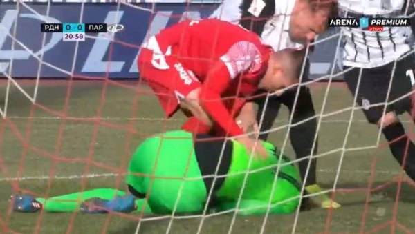 УЗНЕМИРУЈУЋИ ВИДЕО: Голман Партизана остао без свести након судара са противником!