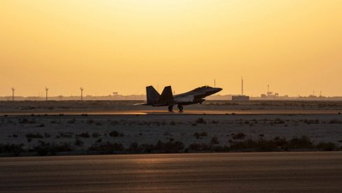 NAJMODERNIJI AMERIČKI LOVCI F-22 STIGLI U UAE: SAD pojačavaju pritisak na Iran i Hute, poslat i razarač Kol