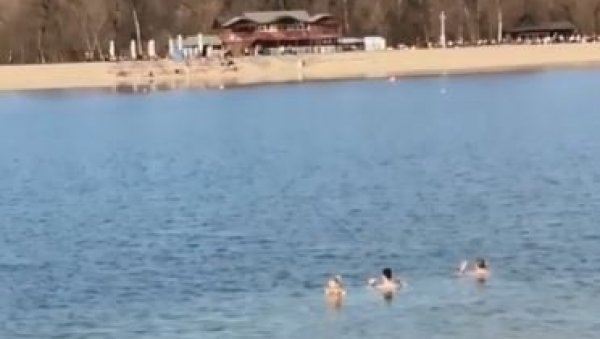 НЕВЕРОВАТАН СНИМАК СА АДЕ: Младић и две девојке се купају у фебруару - пролазници шокирани (ВИДЕО)
