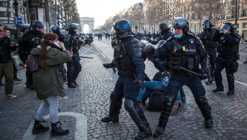 DRŽAVA OŠTRO ZAPRETILA RODITLJIMA: Kazna zatvora za majke i očeve čija se deca nalaze na protestima u Francuskoj