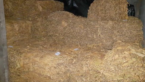 POLICIJA ZAPLENILA VIŠE OD DVE TONE DUVANA: Prilikom pregleda kombija pronašli 54 bale duvana u listu