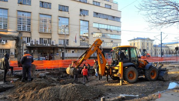 ЕКИПЕ НА ТЕРЕНУ: Очекује да данас буде санирана цев у Савској улици