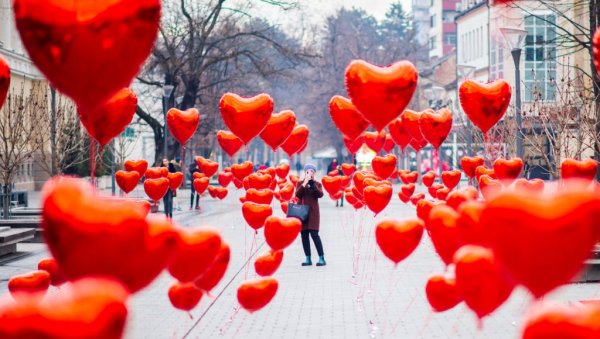 БАЊА ЛУКА ЈУТРОС: Стотине црвених срца освануло у Господској улици (ФОТО)