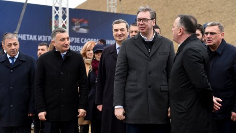 VIDIM DA IM NIJE DOSADNO: Vučić o protestima ispred Predsedništva