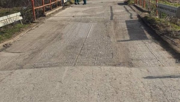 ПУТАРИ АСФАЛТИРАЈУ У ЗВЕЧКОЈ: Радови на улицама широм Обреновца