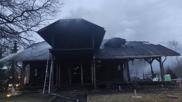 ОТИШЛО МИ ЈЕ ПОЛА ЖИВОТА: Ресторан на Ади готово потпуно изгорео, власник открио могући узрок пожара (ФОТО/ВИДЕО)