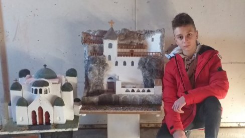 GRADITELJ MINI-SVETINJA: Petar Kostić (12) iz Preoca kod Gračanice pravi makete crkava i manastira