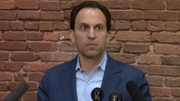 ПРЕЖИВЕО ПОКУШАЈ АТЕНТАТА: Извршен оружани напад на кандидата за градоначелника Кентакија (VIDEO)