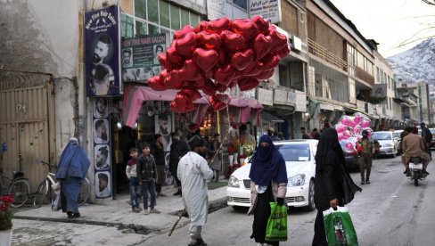 ŠIROM SVETA CRVENI BALONI U OBLIKU SRCA: Ulični prodavci od svakog grada napravili grad ljubavi (FOTO)