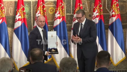 PREDSEDNIK VUČIĆ ODLIKOVAO MILANA KNEŽEVIĆA: Predsedniku DNP-a je dodeljen Orden srpske zastave prvog stepena