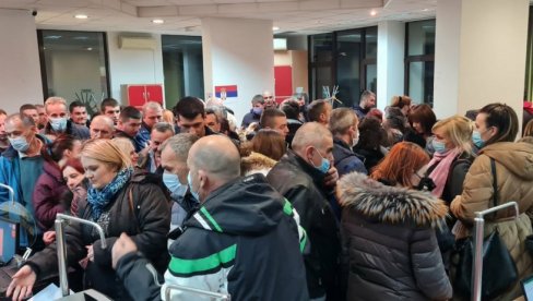 GRAĐANI I DALJE STRPLJIVO ČEKAJU U REDOVIMA: Više od 10 hiljada ljudi već podržalo Vučića (FOTO)