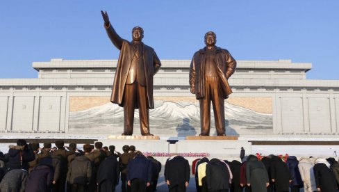 DAN SVETLEĆE ZVEZDE: Severna Koreja proslavila veliki praznik - 80 godina od rođenja Kim DŽong Ila (FOTO)