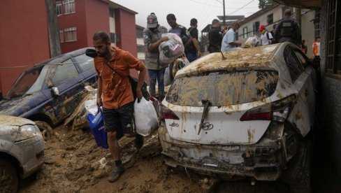 СПАСИОЦИ КОПАЈУ ПО БЛАТУ У ПОТРАЗИ ЗА ПРЕЖИВЕЛИМА: Расте број жртава поплава и клизишта у Бразилу