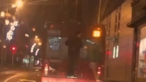 IGRA SE SA ŽIVOTOM: Mladić se vozi Makenzijevom zakačen za zadnji deo trolejbusa (VIDEO)
