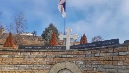 KRST PONOVO SIJA U ORAHOVCU: Albanski ekstremisti ga srušili, ponovo postavljeno znamenje na spomeniku