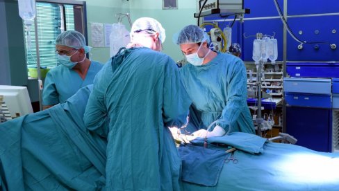 ВЕОМА ВАЖНО: Зашто хирурзи носе ЗЕЛЕНЕ И ПЛАВЕ мантиле, а не беле као остали доктори