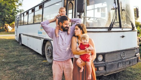КУЋУ ВОЗЕ ПРАВО НА МАЉЕН! Супружници Ања Вуковић и Страхиња Танасковић стари аутобус претварају у породичну кућу на планини код Ваљева