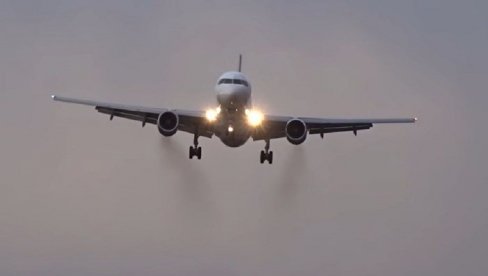 RUPE NA TRUPU I KRILIMA: Oluja oštetila putnički avion (FOTO)