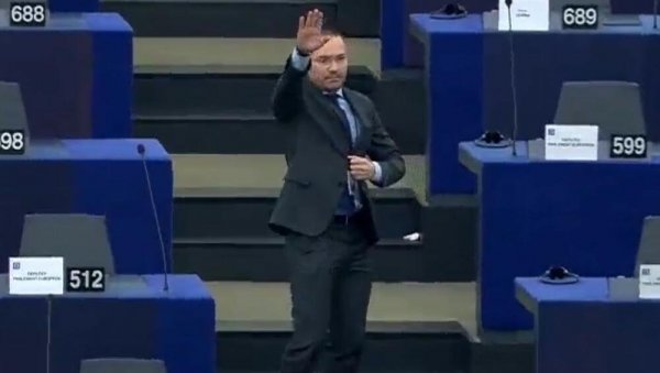 НАЦИСТИЧКИ ПОЗДРАВ УСРЕД ЕУ: Погледајте како је бугарски посланик поздравио потпредседницу Европског парламента (ВИДЕО)