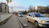 SUTRA BEZ SAOBRAĆAJA NA GLAVNOM MOSTU U PARAĆINU: Razlog - popravka oštećenih ploča na kolovozu