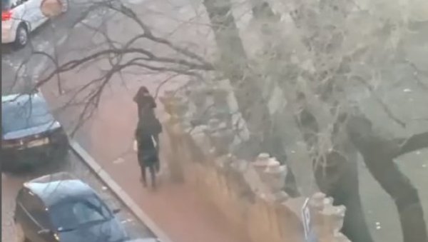 СНИМАК ЏЕПАРЕЊА РАЗБЕСНЕО МРЕЖЕ: Погледајте како је покрадена девојка у центру Београда (ВИДЕО)
