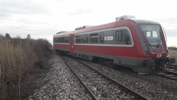 ВОЗ ИЗЛЕТЕО ИЗ ШИНА: Обустављен саобраћај на прузи Београд - Вршац (ФОТО)