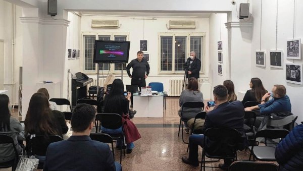 ПОСЛЕДИЦЕ ДИГИТАЛНОГ ДОБА: Психолог Недељко Јовић промовисао синоћ у Параћину књигу