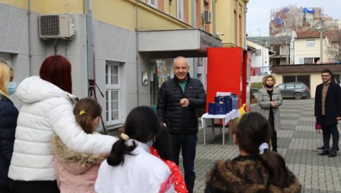 ПОКЛОНИ ПО ЖЕЉИ МАЛИШАНА: Градоначелник уручио пакетиће Прихватилишту за децу